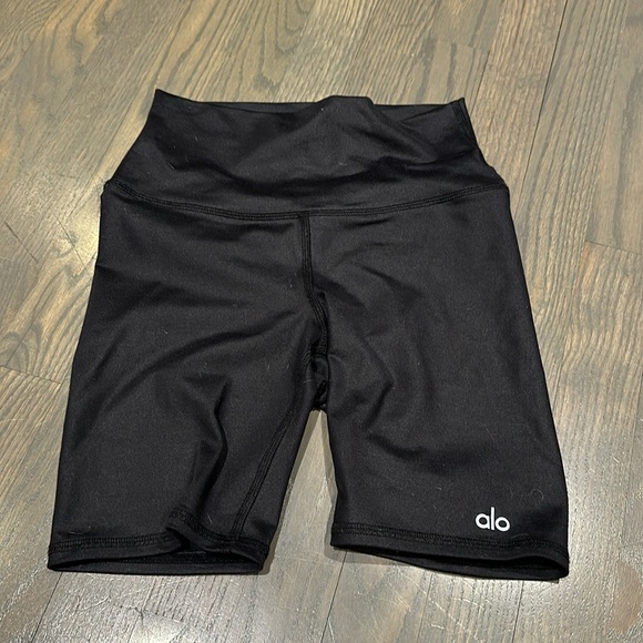Alo bike shorts - Picture 1 of 3